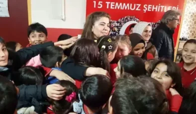 47 Yılını Aynı Okulda Geçiren Öğretmen, Duygu Dolu Bir Veda Töreniyle Emekli Oldu