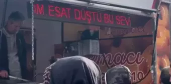 Esad devrilince Suriyeli esnaf lokma dağıttı