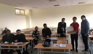 Suriye’deki Gelişmeleri Kutlayan Suriyeli Öğrenci, Fırat Üniversitesi’nde Tatlı Dağıttı