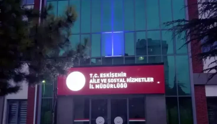 Eskişehir’de Otizm Farkındalık Günü İçin Binalar Mavi Işıkla Aydınlatıldı
