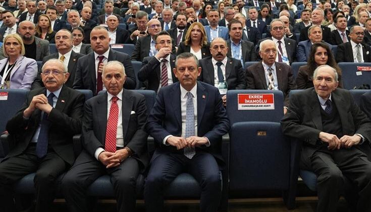 Özel konuşurken Kılıçdaroğlu alkışlamadı